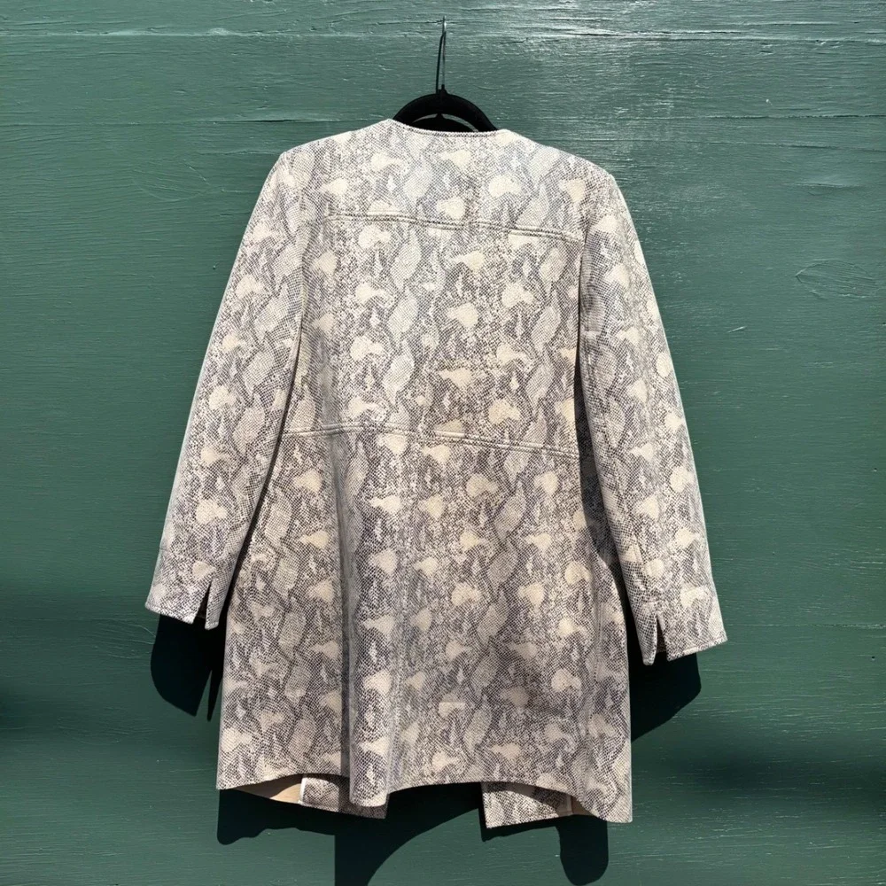 Chicos Snakeskin Print Collarless Longline Jacket Gray Beige Size 8/10 Medium